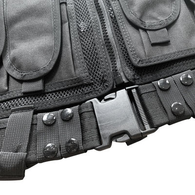 Comfortabel beschermend zwart vest met meerdere zakken voor lichaam en materiaal