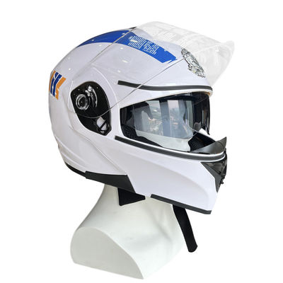 Een valwerende motorhelm met LED zorgt voor hoofdbescherming tijdens het rijden