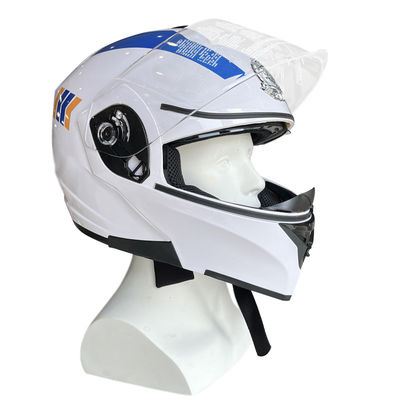 Een valwerende motorhelm met LED zorgt voor hoofdbescherming tijdens het rijden