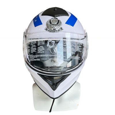 Een valwerende motorhelm met LED zorgt voor hoofdbescherming tijdens het rijden