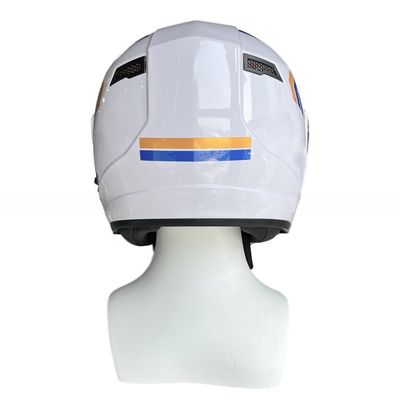 Een valwerende motorhelm met LED zorgt voor hoofdbescherming tijdens het rijden