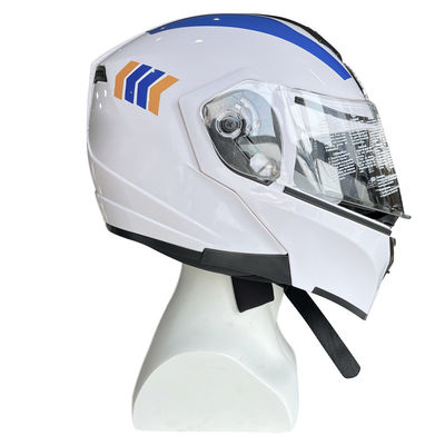 Een valwerende motorhelm met LED zorgt voor hoofdbescherming tijdens het rijden